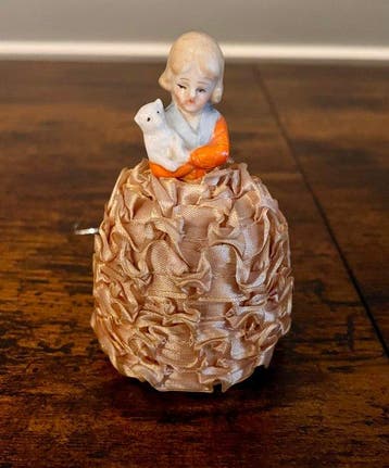 Beeldje - Half doll pincushion / antique sewing memorabilia