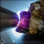 Natuurlijke veelkleurige saffier op matrix 206,25 ct uit