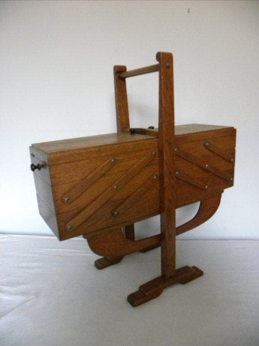 Naaidoos - Hout - Naaikistje op poten, Antiek en Kunst, Kunst | Designobjecten