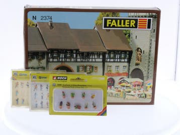 Schaal N Faller 2374 oude stadspoort met figuren en bloem..., Hobby en Vrije tijd, Modeltreinen | N-Spoor, Ophalen of Verzenden