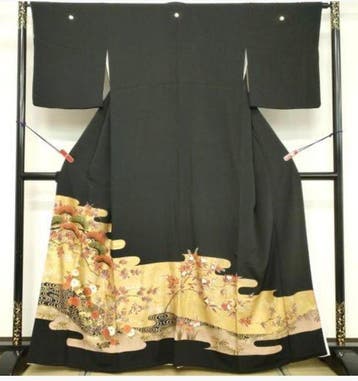 Zwarte Tomesode-kimono met een goudkleurig stromend