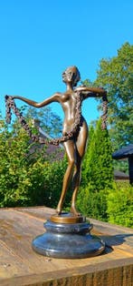 sculptuur, bronzen beeld jonge vrouw dansend met een bloem