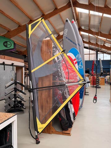 Tiki Windsurfzeil beginners 2,5M super ligt compleet!, Watersport en Boten, Windsurfen, Ophalen of Verzenden, Zo goed als nieuw