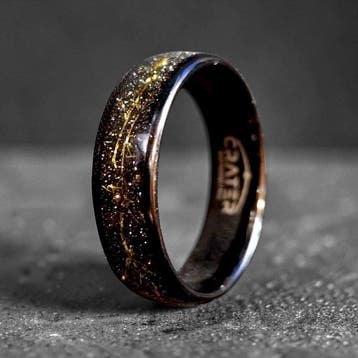 GALAXY Tungstenen ring. Goudinleg en meteorietstof. De