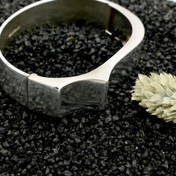 Zilveren brede artistieke slavenarmband; Maat M/L, Sieraden, Tassen en Uiterlijk, Armbanden, Ophalen of Verzenden, Gebruikt, Zilver