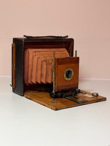 Antique Antique Wood & Brass Folding Plate Camera with Red, Nieuw