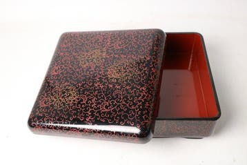 Japanse zwarte lakdoos met rood- en goudkleurig, Antiek en Kunst