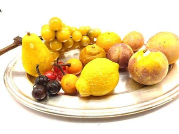 Figuur - Loting van twaalf stukken fruit vervaardigd uit