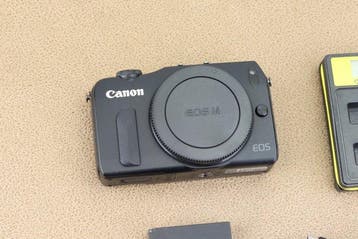 Canon EOS M Body + accessoires Digitale camera, Nieuw