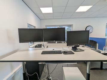 2x Beeldscherm op arm met 1x beeldscherm HP, Nieuw