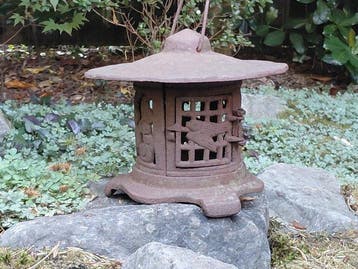 Oude Japanse lantaarn van gietijzer - IJzer (gegoten) -
