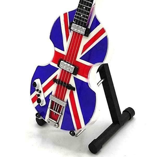 Miniatuur Hofner basgitaar met gratis standaard, Verzamelen, Muziek, Artiesten en Beroemdheden, Pop, Beeldje of Miniatuur, Nieuw