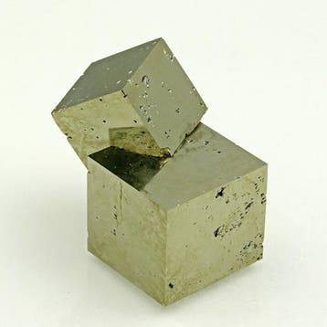 Grote kubische pyriet Kristalen - Hoogte: 5.6 cm - Breedte: