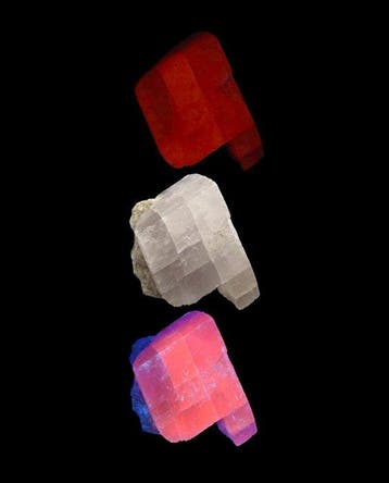 ROZE CALCET met KWARTS, UV ROOD INTENS Kristallen op matrix
