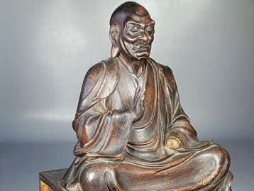 Statuete en bois lacqué et doré dun Arhat / Rakan assise
