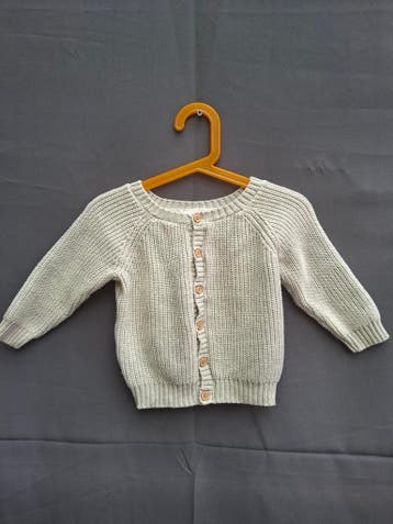 Name It gebreide cardigan lichtgrijs met houten knopen, Zo goed als nieuw, Name It, Jongetje of Meisje, Truitje of Vestje
