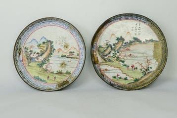 Twee Cantonese emaille-op-koper schotels uit het midden van