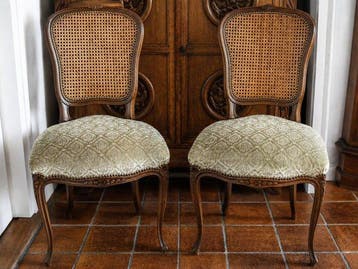 Stoel (2) - Hout, Textiel - 2 klassieke stoelen, Antiek en Kunst
