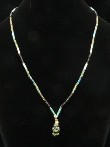 Oud-Egyptisch Sieraad gemaakt van glazen en faience mummie