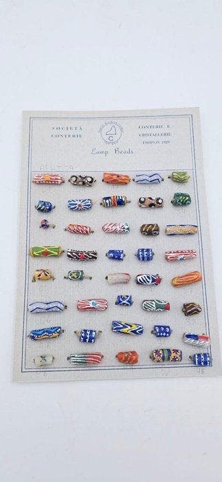 Geen reserveprijs - Expositiestand met multicolor Afrikaanse