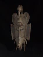Afrikaanse ceremoniële masker met vogelfiguur – vroeg