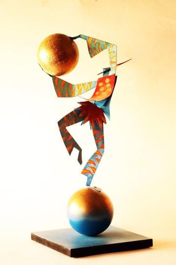 Acrobata con la sfera dorata