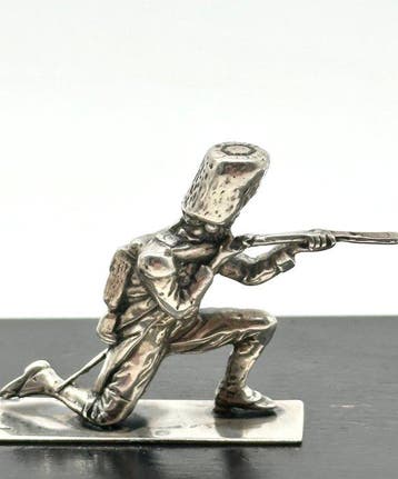 No reserve- Zware massief zilveren miniatuur Grenadier, Antiek en Kunst