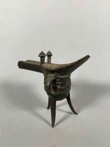 Oud-Chinees, Ming-dynastie Brons Driepotige coupé Jue - 18