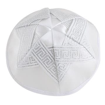 Keppeltje / Kippah van wit satijn met daarop met zilvere..., Nieuw