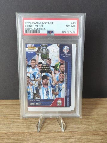 2024 Panini Instant Lionel Messi #43 - PSA Graded card, Verzamelen, Stickers, Nieuw
