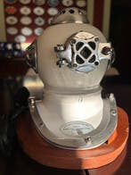 Duikhelm - DIVING HELMET AND LAMP - Staal, Emaille, Messing,