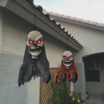 Set van 2 Angstaanjagende Halloween Hangende Schedels met LE, Verzenden