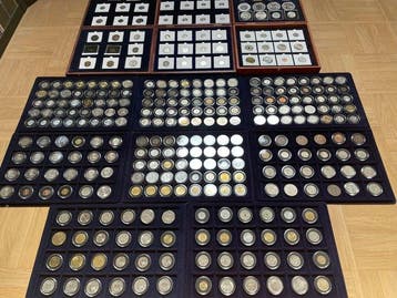 Wereld. Lot de 321 Monnaies du Monde dont 23 argent, 1 en Or
