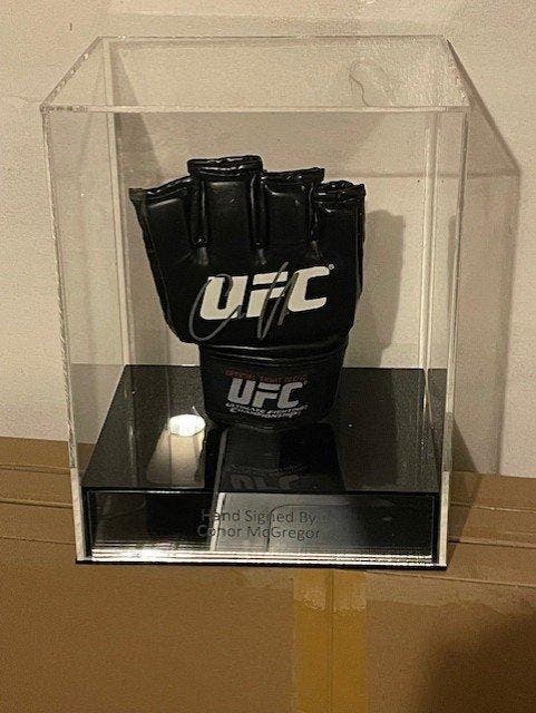 Conor McGregor - Gesigneerde ingelijste UFC-handschoen, Verzamelen, Overige Verzamelen