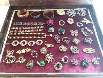 Themacollectie - Armbanden en speldjes op een houten