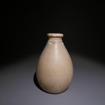 Oud-Egyptisch Albast Voorwerp. 8,5 cm hoog. Middenrijk,