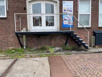Stalen bordes met trap, Zo goed als nieuw, Trap, Minder dan 2 meter