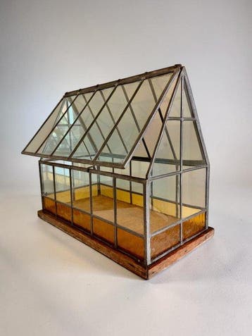 Tuinmeubilair - Glas-in-lood - Een grote glazen kas met