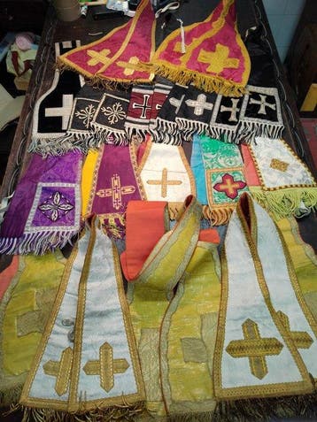 Grote partij antieke liturgische ornamenten (16) - Zijde -