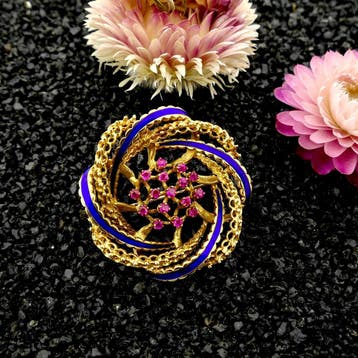 Vintage gouden broche als bloem met blauwe emaille en robijn, Gebruikt, Ophalen of Verzenden, Met edelsteen, Goud