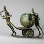 De Zet (1975) - Together we move the world- LARGE 9kg bronze, Antiek en Kunst, Kunst | Designobjecten
