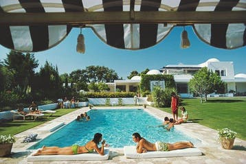 Slim Aarons (1916–2006) - Pool In Sotogrande, Antiek en Kunst, Kunst | Designobjecten