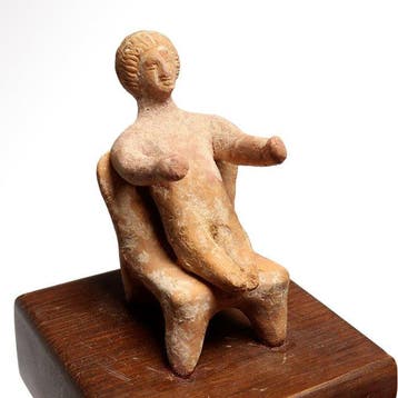 Oud-Grieks Terracotta Beeld van een zittende jongen - Ex