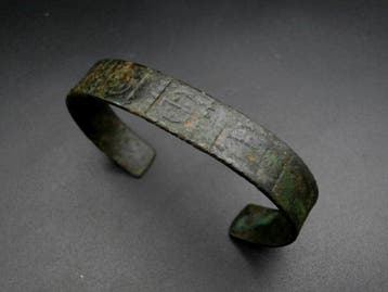 Viking period : beautiful bronze bracelet with decoration
