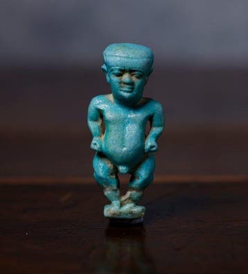 Oud-Egypte, enorme Pataikos-amulet in blauw geglazuurd