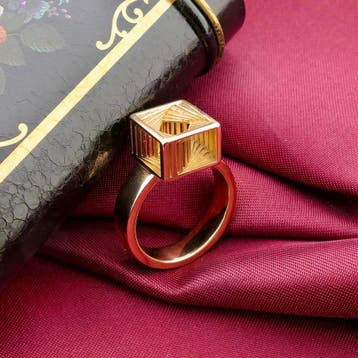Gouden ring met dynamisch ontwerp, Gebruikt, Ophalen of Verzenden, 17 tot 18, Dame