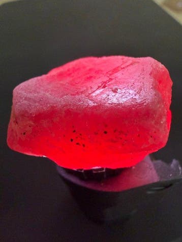 Robijn Ruwe. Indrukwekkend 110 ct. Mozambique Grote