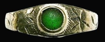 Middeleeuws -Zilveren ring met groene glazen cabochon en