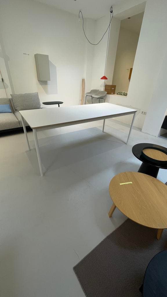 Muuto Base Table 190 × 85 cm van €1349,- NU €674,50, Huis en Inrichting, Tafels | Eettafels, 50 tot 100 cm, 150 tot 200 cm, Rechthoekig