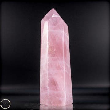 Prachtige rozenkwarts-obelisk – Symbool van liefde en